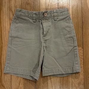 Vineyard Vines boys khaki shorts in size 4T. Adjustable waist.
